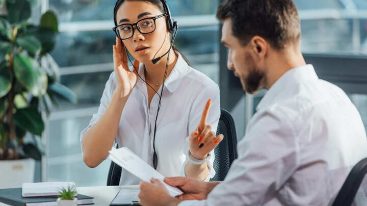 Mulher efetuando tradução simultânea