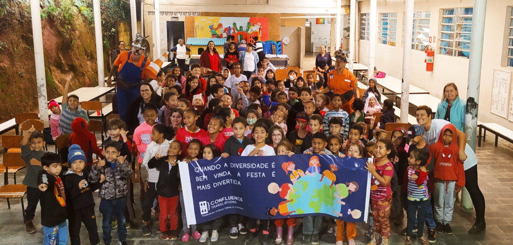 Crianças escola altamiro pinto de moraes segurando uma placa